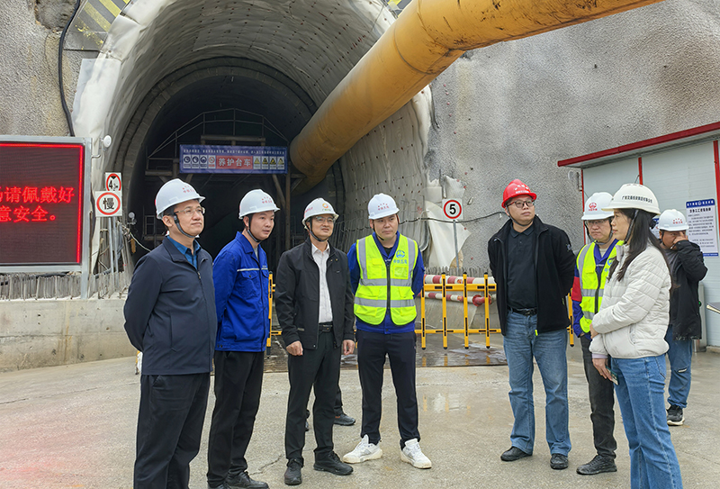 深入樂業(yè)隧道施工現(xiàn)場檢查.jpg