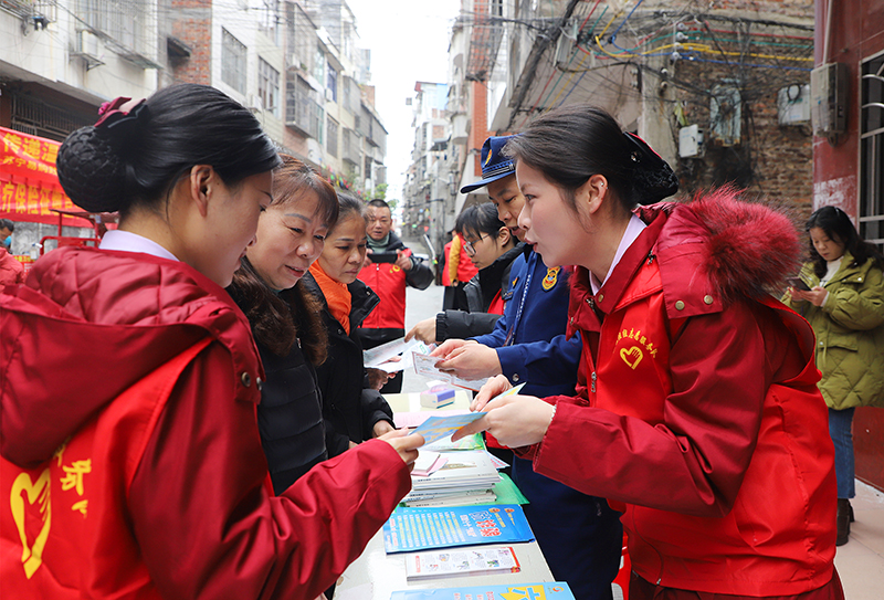 河池向社區居民宣傳交通安全知識及高速公路優惠政策.jpg 河池向社區居民宣傳交通安全知識及高速公路優惠政策.jpg