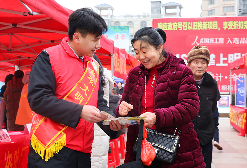 圖為荔浦分公司“傾心班組”青年志愿者在進行ETC宣傳.jpg 圖為荔浦分公司“傾心班組”青年志愿者在進行ETC宣傳.jpg