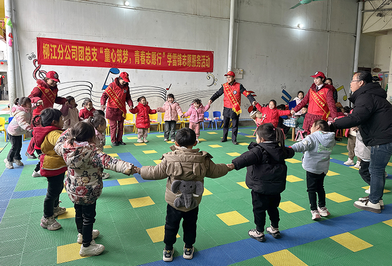 圖為青年志愿者與小朋友歡樂互動.jpg 圖為青年志愿者與小朋友歡樂互動.jpg