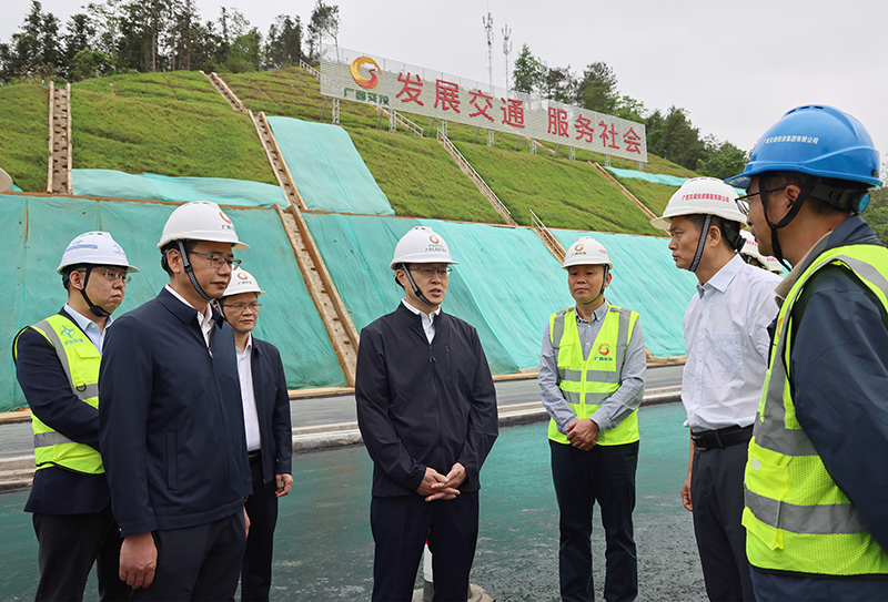 楊斌對(duì)荔浦連線項(xiàng)目做要求.jpg