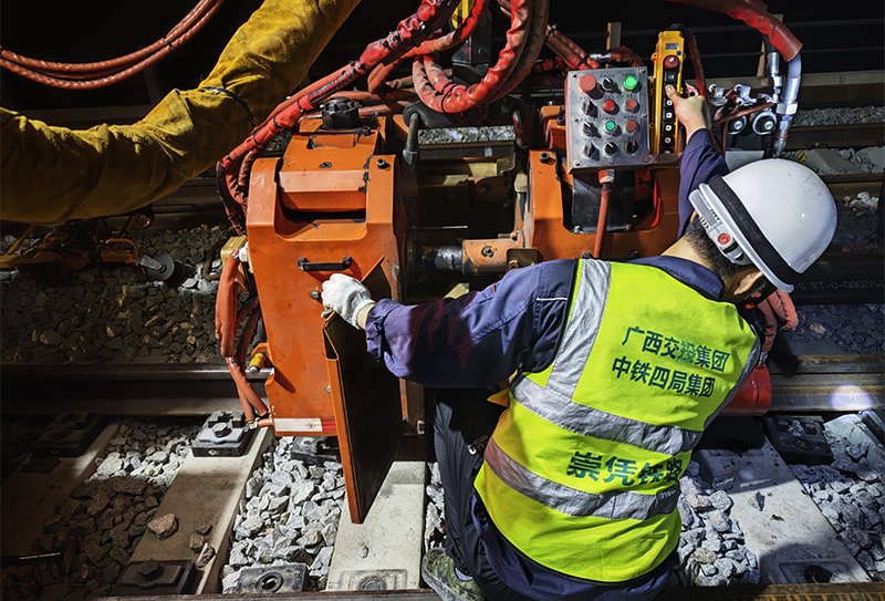 施工人員正在調試焊軌機照片.jpg 施工人員正在調試焊軌機照片.jpg