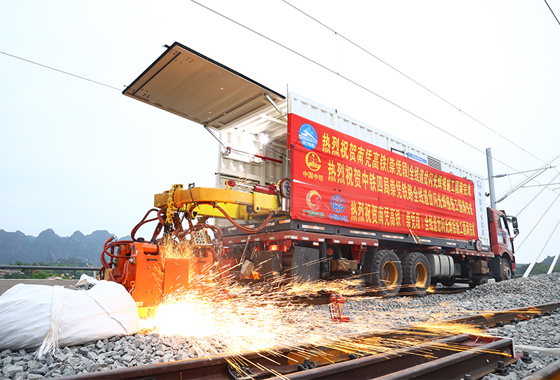 焊軌機正在施工作業照片.jpg 焊軌機正在施工作業照片.jpg