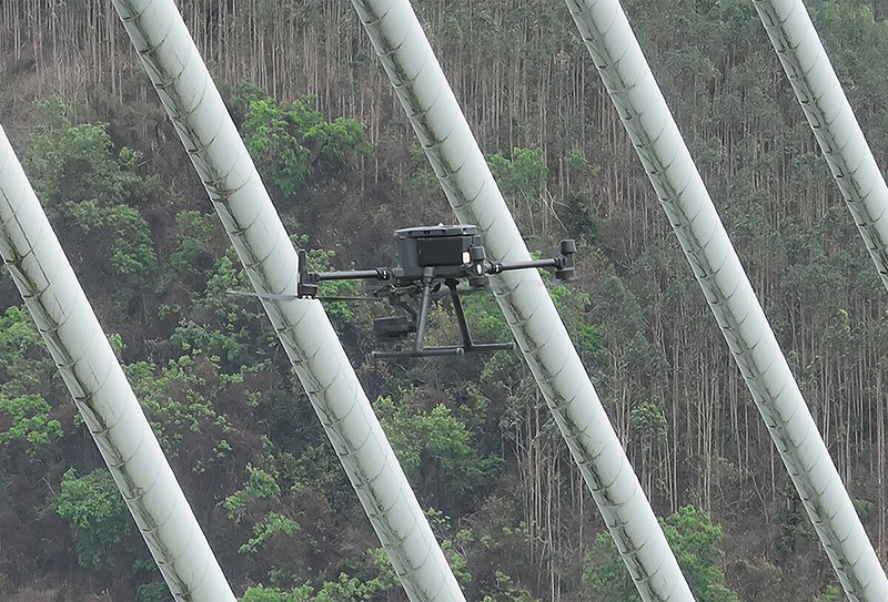 無人機按照設定航線自動飛行，對橋索進行檢測.jpg