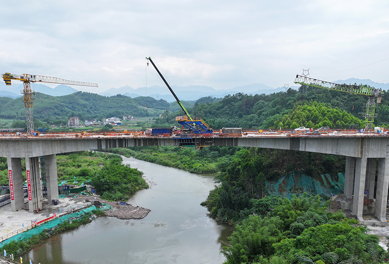 荔浦連線高速公路項目荔浦河大橋主橋合龍現場.jpg