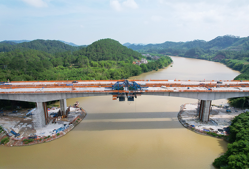 蒼梧至容縣高速公路項目黃華河大橋主橋順利合龍.jpg