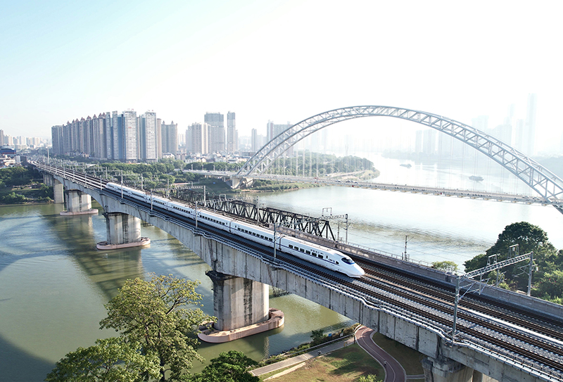 2022年首趟試運行列車駛過永和大橋旁的南崇鐵路線。(馮衛峰 攝).jpg 2022年首趟試運行列車駛過永和大橋旁的南崇鐵路線。(馮衛峰 攝).jpg