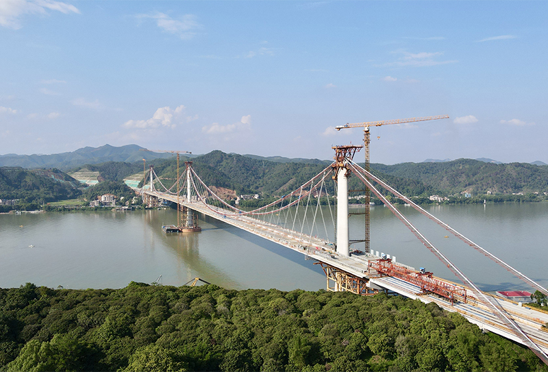 世界最大跨徑獨柱式三塔空間纜懸索橋——蒼容潯江大橋順利實現合龍（廣西交通投資集團供圖）.jpg