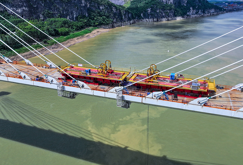 柳梧鐵路盤龍柳江特大橋實現高精度合龍(黎文剛攝).jpg 柳梧鐵路盤龍柳江特大橋實現高精度合龍(黎文剛攝).jpg