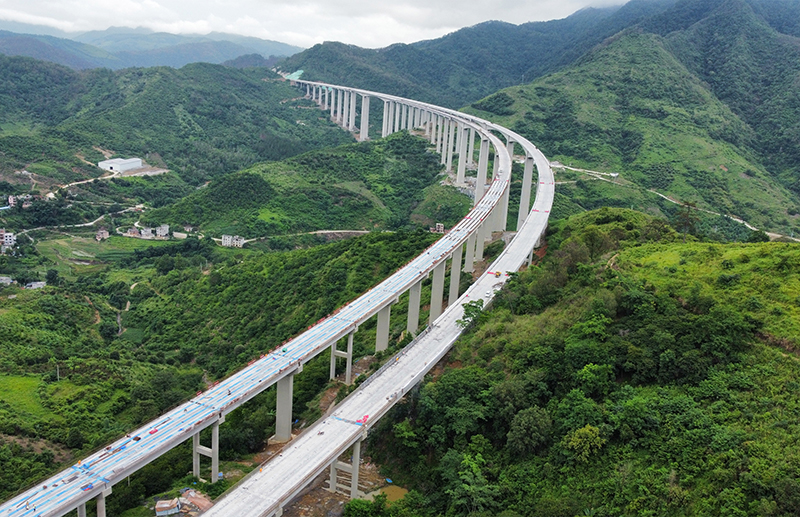 廣西第一高墩多跨連續剛構橋——樂望高速雅長特大橋.jpg
