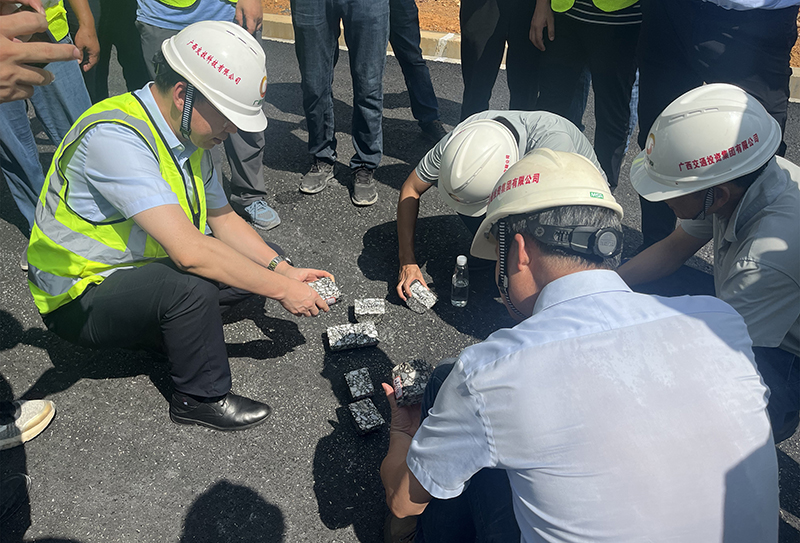 劉宇（左一）在項(xiàng)目現(xiàn)場(chǎng)開(kāi)展瀝青材料比選.jpg