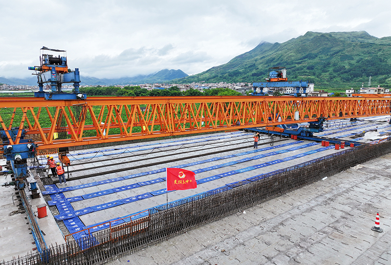 荔浦連線高速公路項目主線最后一片T梁架設完成.jpg