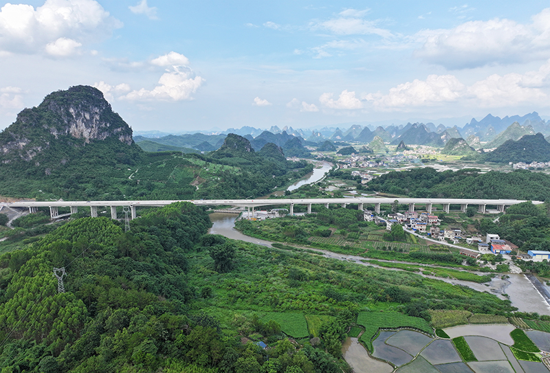 荔浦連線高速公路項目荔浦河大橋全幅貫通.jpg