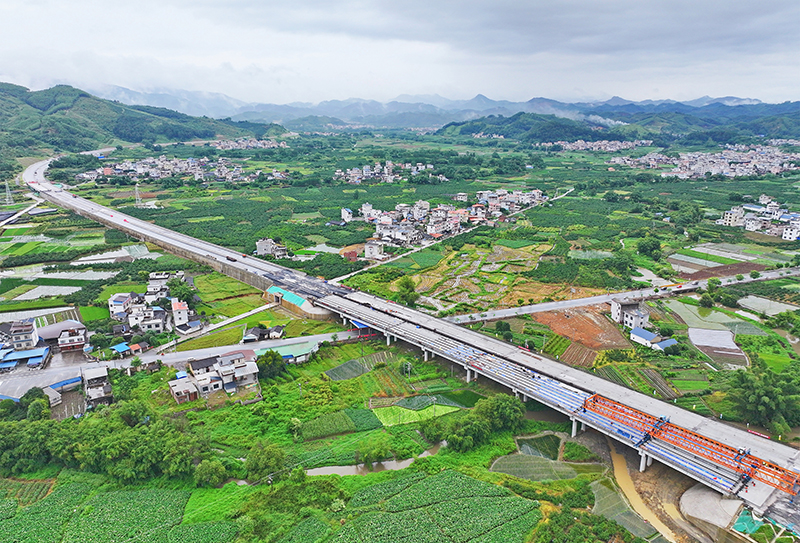 荔浦連線高速公路項目主線全線貫通.jpg
